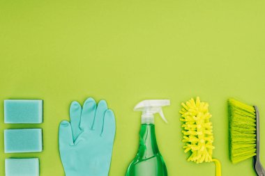 lastik eldiven ve sprey şişe üzerinde açık yeşil izole Üstten Görünüm