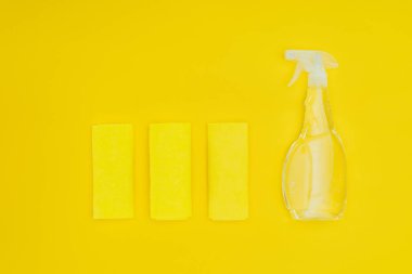 paçavra ve püskürtülen ilaç şişe sarı izole Üstten Görünüm