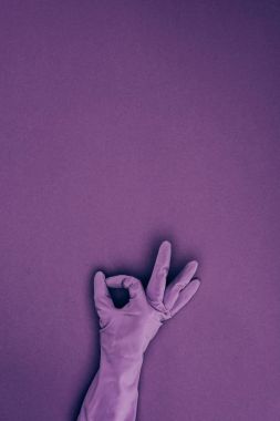 ok işareti kauçuk koruyucu eldiven violet izole gösteren kadın kırpılmış görüntü