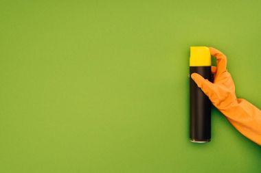 Yeşil izole püskürtülen ilaç şişe tutan kadın kırpılmış görüntü