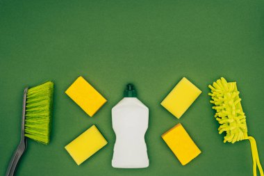 Üstten Görünüm, Süngerler, temizlik sıvısı ve yeşil izole fırçalar yıkama