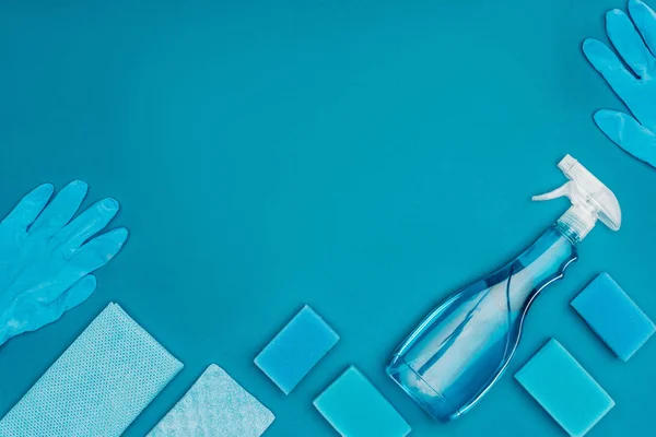 Mavi sünger ve lastik eldiven mavi izole yıkama Üstten Görünüm