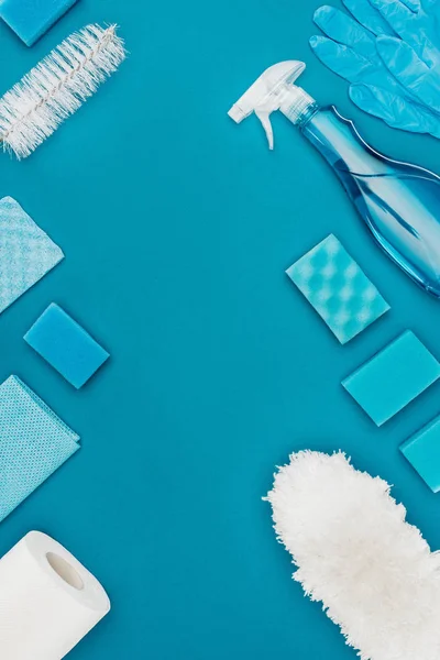 青に分離された青いクリーニング用品のトップ ビュー — ストック写真