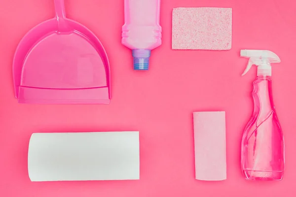 清洁用品和在粉红色上隔离的工具的顶部视图 — 图库照片