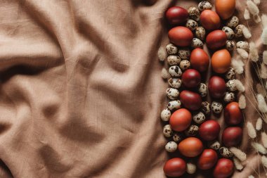 kopya alanı ile keten masa örtüsü üzerinde tavuk yumurtası ve bıldırcın yumurtası Üstten Görünüm