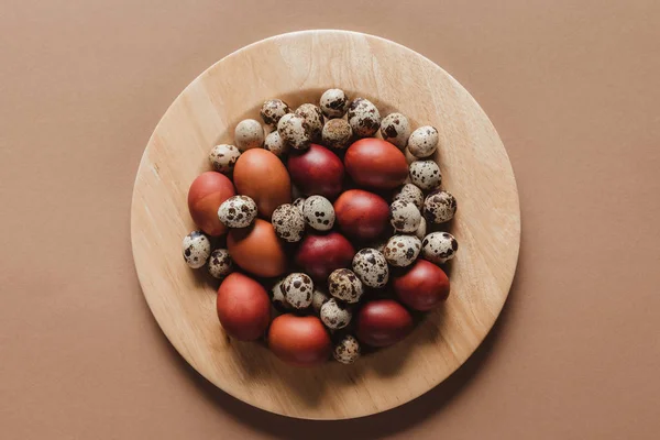 Top View Chicken Quail Easter Eggs Wooden Plate — Free Stock Photo