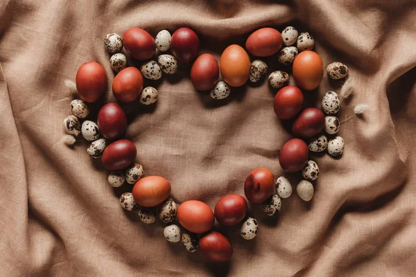 心形复活节彩蛋和鹌鹑蛋在亚麻桌布上 — 图库照片