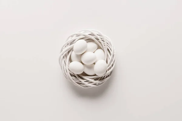 Ovos Galinha Branca Grinalda Páscoa Fundo Branco — Fotografia de Stock