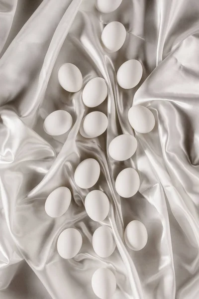 Vista Superior Huevos Pollo Blancos Mantel Blanco — Foto de stock gratis
