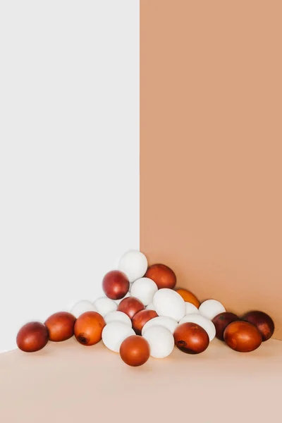 Huevos Pollo Pintados Blancos Sobre Fondo Minimalista — Foto de stock gratis