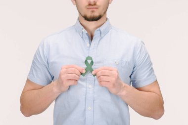 adam yeşil farkındalık şerit ile kısmi görünümünü Adrenal kanser için yaşlanma araştırma Farkındalık, Bipolar bozukluk üzerinde beyaz izole