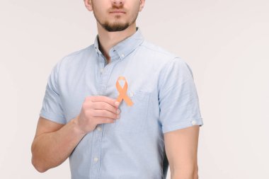 Turuncu lösemi, böbrek kanseri, multipl skleroz MSB farkındalık şerit üzerinde beyaz izole adamla kısmi görünümünü