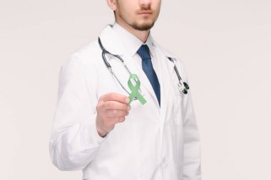 Yeşil farkındalık şerit Adrenal kanser için gösterilen stetoskop ile doktor doz kırpılmış, yaşlanma araştırma Farkındalık, Bipolar bozukluk üzerinde beyaz izole