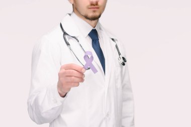 Mor farkındalık şerit genel kanser Farkındalık, Lupus Farkındalık, gösterilen stetoskop ile doktor doz kırpılmış uyuşturucu aşırı doz, Aile içi şiddet sembolü beyaz izole