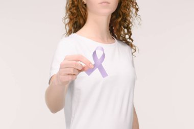 kadının elinde mor farkındalık şerit genel Kanseri Bilinçlendirme, Lupus Farkındalık, aşırı dozda uyuşturucu, Aile içi şiddet sembolü için gösterilen kırpılmış atış beyaz izole