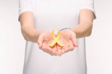kırpılan atış çocukluk Kanseri Bilinçlendirme şerit üzerinde beyaz izole elinde tutan kadın