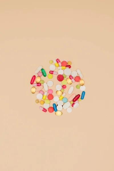 Vue Haut Des Médicaments Disposés Cercle Isolé Sur Beige Concept — Photo gratuite