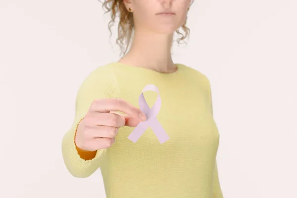 Ritagliato Colpo Donna Che Mostra Nastro Consapevolezza Cancro Seno Mano — Foto Stock