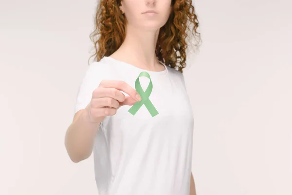 Împușcat Femeie Care Arată Panglică Conștientizare Verde Pentru Cancerul Suprarenal — Fotografie, imagine de stoc