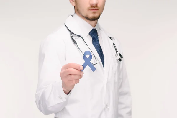 医生用听诊器拍摄的镜头显示蓝丝带被隔离在白色 前列腺癌的概念 — 图库照片