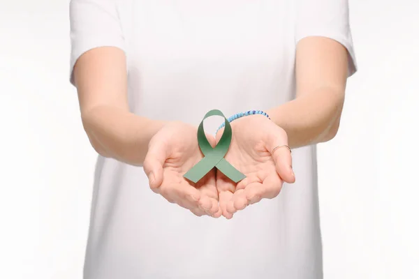 Foto Recortada Mujer Que Sostiene Cinta Verde Conciencia Para Escoliosis — Foto de Stock