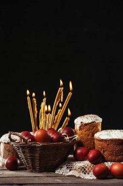 mumlar ve ev yapımı Paskalya kek üzerine siyah yanma boyalı tavuk yumurtası sepeti,