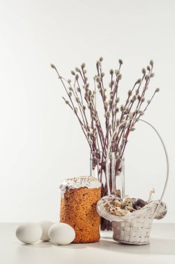 Bıldırcın yumurta sepeti, tavuk yumurtası, Paskalya kek ve willow twigs Grey vazoda