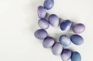 Mor boyalı geleneksel Paskalya yumurtaları üstten görünüm Grey 
