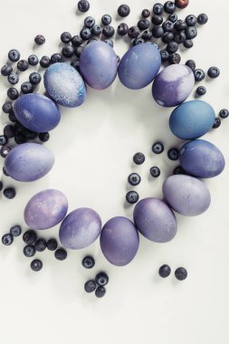 Mor boyalı Paskalya yumurtaları ve yaban mersini Grey yapılmış daire