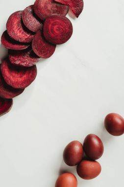 Grey boyalı Paskalya yumurtaları ve pancar dilimleri Üstten Görünüm 