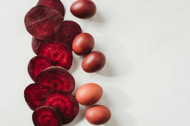 kahverengi boyalı Paskalya yumurta ve pancar dilimleri üstten görünüm Grey  