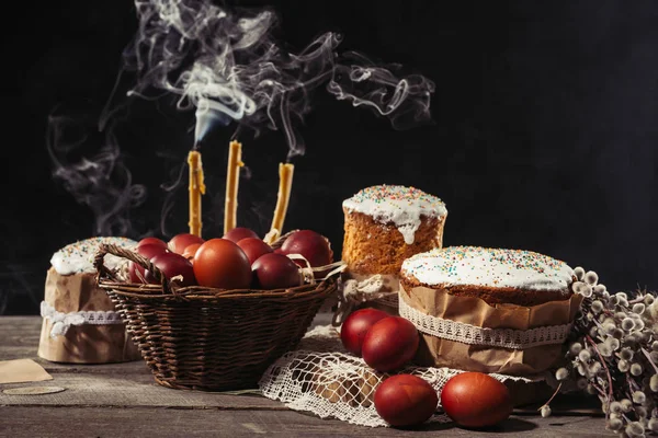 Traditionele Geschilderde Kippeneieren Kaarsen Met Rook Pasen Taarten Met Katjes — Stockfoto