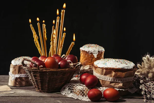 Édes Húsvéti Süteményeket Festett Tojások Csirke Égő Gyertyát Táblázat — Stock Fotó