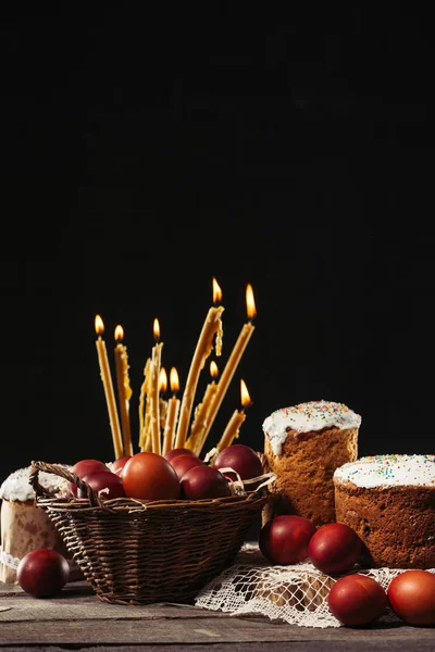 Geschilderde Kippeneieren Mand Brandende Kaarsen Zelfgemaakte Cake Voor Pasen Zwart — Stockfoto