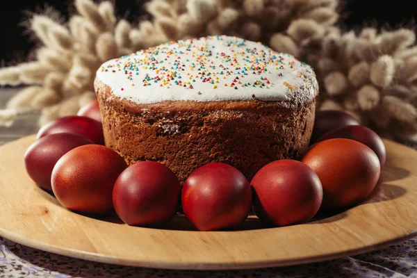 Nahaufnahme Bemalter Hühnereier Und Süßer Hausgemachter Osterkuchen Auf Dem Teller — Stockfoto