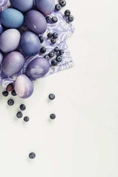 Top View Violet Painted Chicken Eggs Blueberries Napkin Grey Easter — Stock Photo, Image