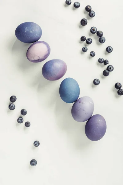 Top View Blueberries Painted Purple Easter Eggs Grey — Stock Photo, Image