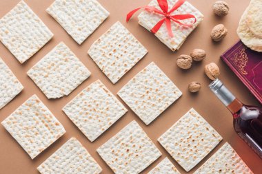 kahverengi masa metin İbranice ve matza topluluğu ile geleneksel kitap Üstten Görünüm