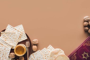 kahverengi yüzeyi İbranice metinle geleneksel kitap ve bal ile matza Üstten Görünüm