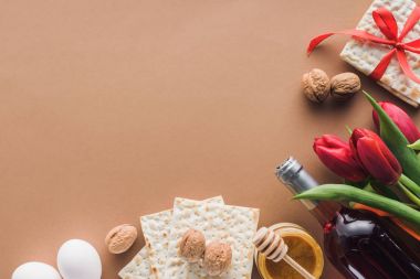 kahverengi masa, Pesah Haggadah kavramı üzerinde matza, şarap ve bal Üstten Görünüm