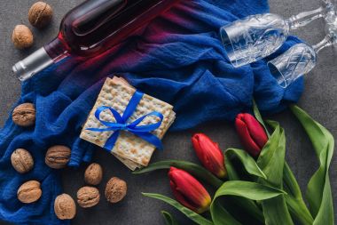 Tablo, Pesah kutlama kavramı kırmızı lale, şarap ve matza Üstten Görünüm