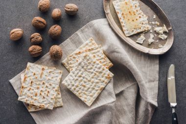 Beton masada Yahudi Fısıh Bayramı tatil kavramı matza ve ceviz Üstten Görünüm