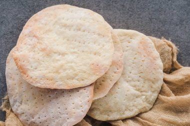 Matza üstten görünüm üzerinde beton masa masa örtüsü üzerinde