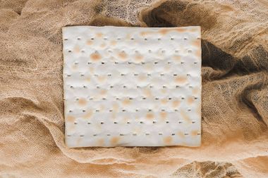 Matza parça üstten görünüm üzerinde bej masa örtüsü