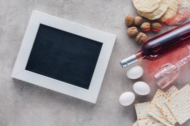 çerçeve, şarap ve matza, Yahudi Fısıh Bayramı tatil kavramı Üstten Görünüm
