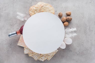 Üstten Görünüm matza tabakta ve şarap, Yahudi Fısıh Bayramı tatil kavramı