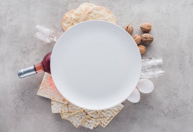 plaka üstten görünüm matza ve şarap, Pesah kutlama kavramı