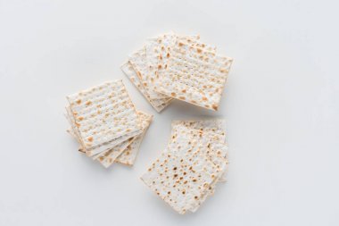 matza üstten görünüm beyaz masa, Pesah kutlama kavramı üzerinde