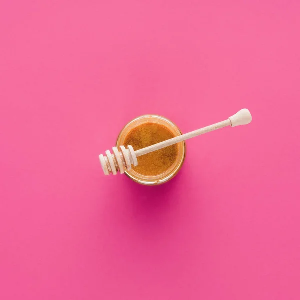 Top View Honey Wooden Honey Stick Isolated Pink — Stock Photo, Image