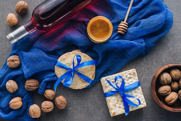 Ovanifrån Matza Honung Och Vin Bordet Påsk Haggadah Koncept — Stockfoto